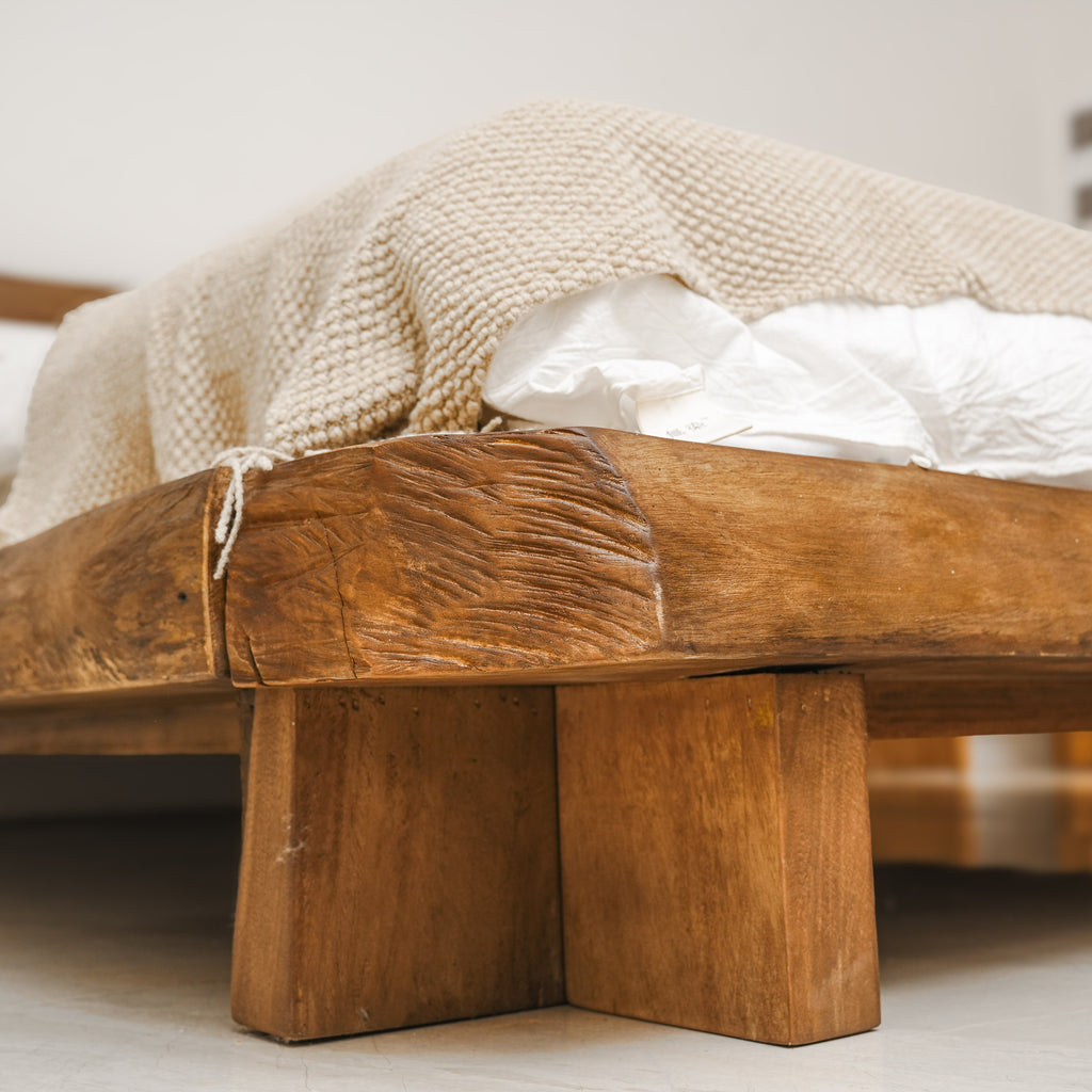 Rootline - Bett aus massivem Catalpa Holz