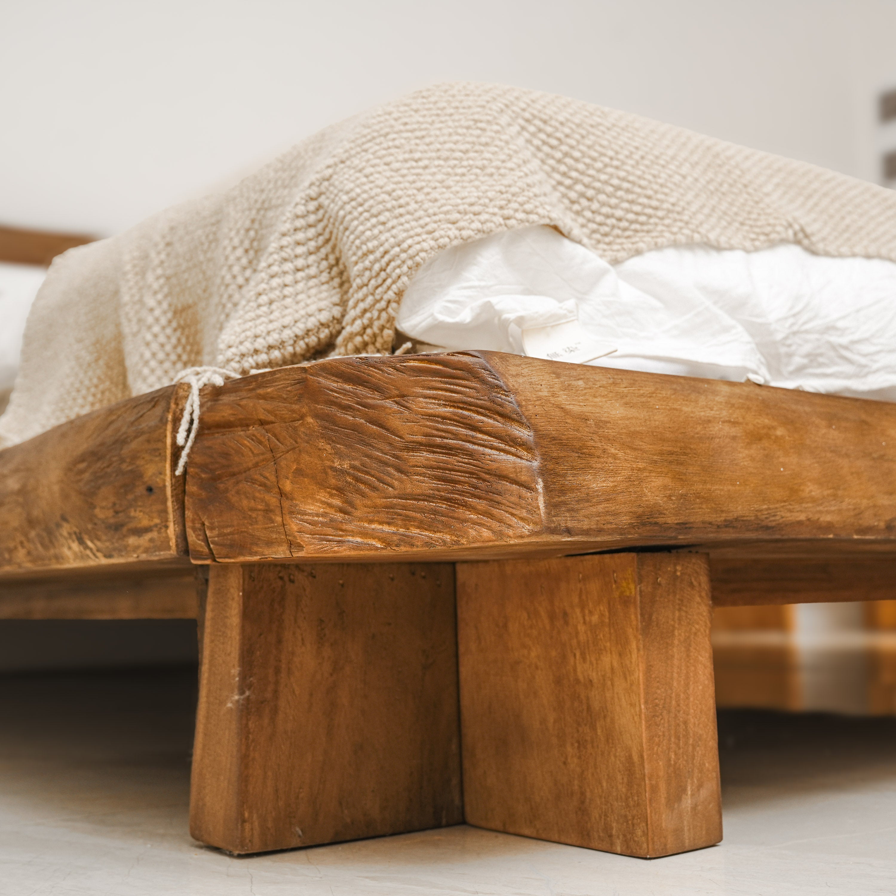 Rootline - Bett aus massivem Catalpa Holz