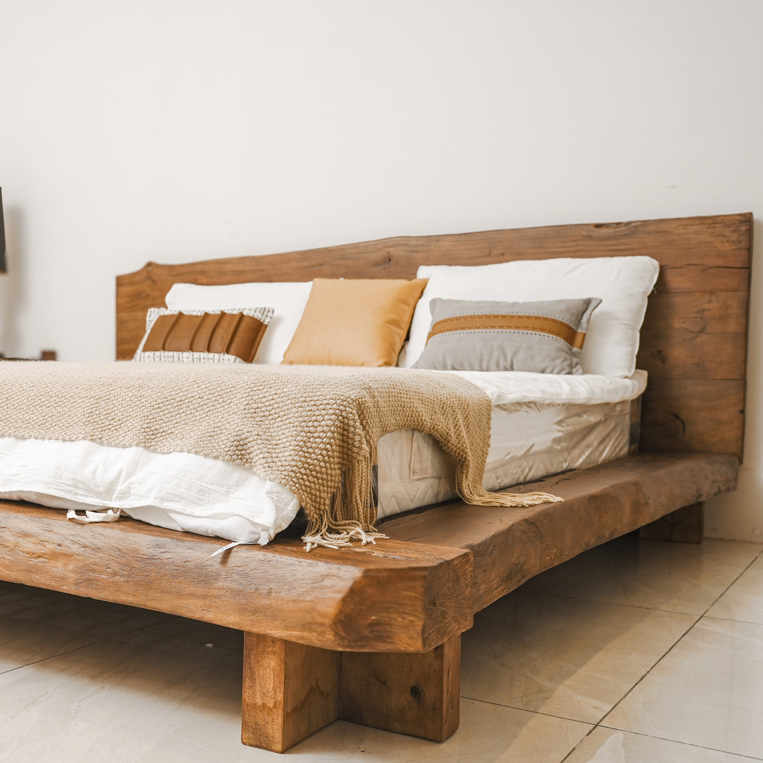 Rootline - Bett aus massivem Catalpa Holz