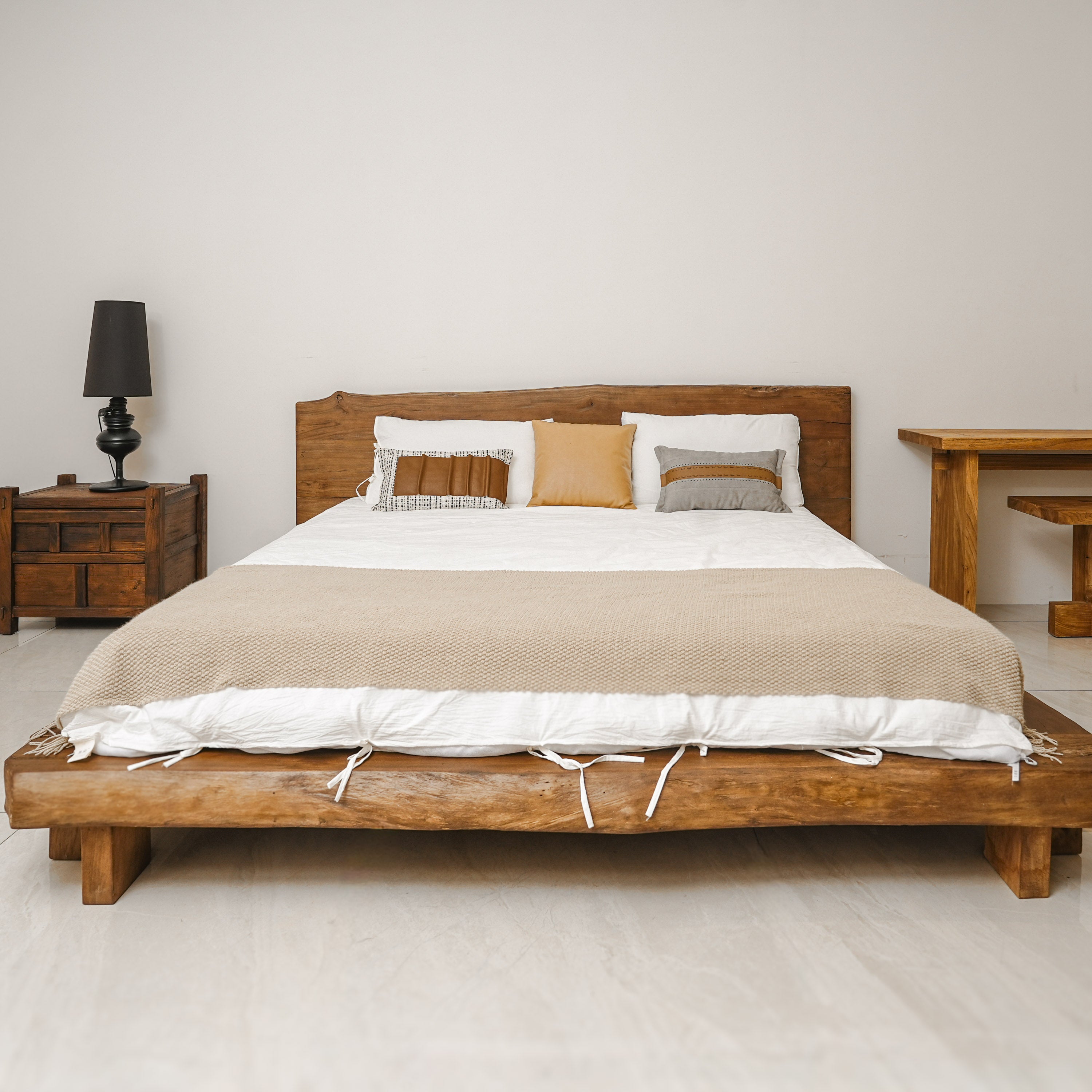 Rootline - Bett aus massivem Catalpa Holz