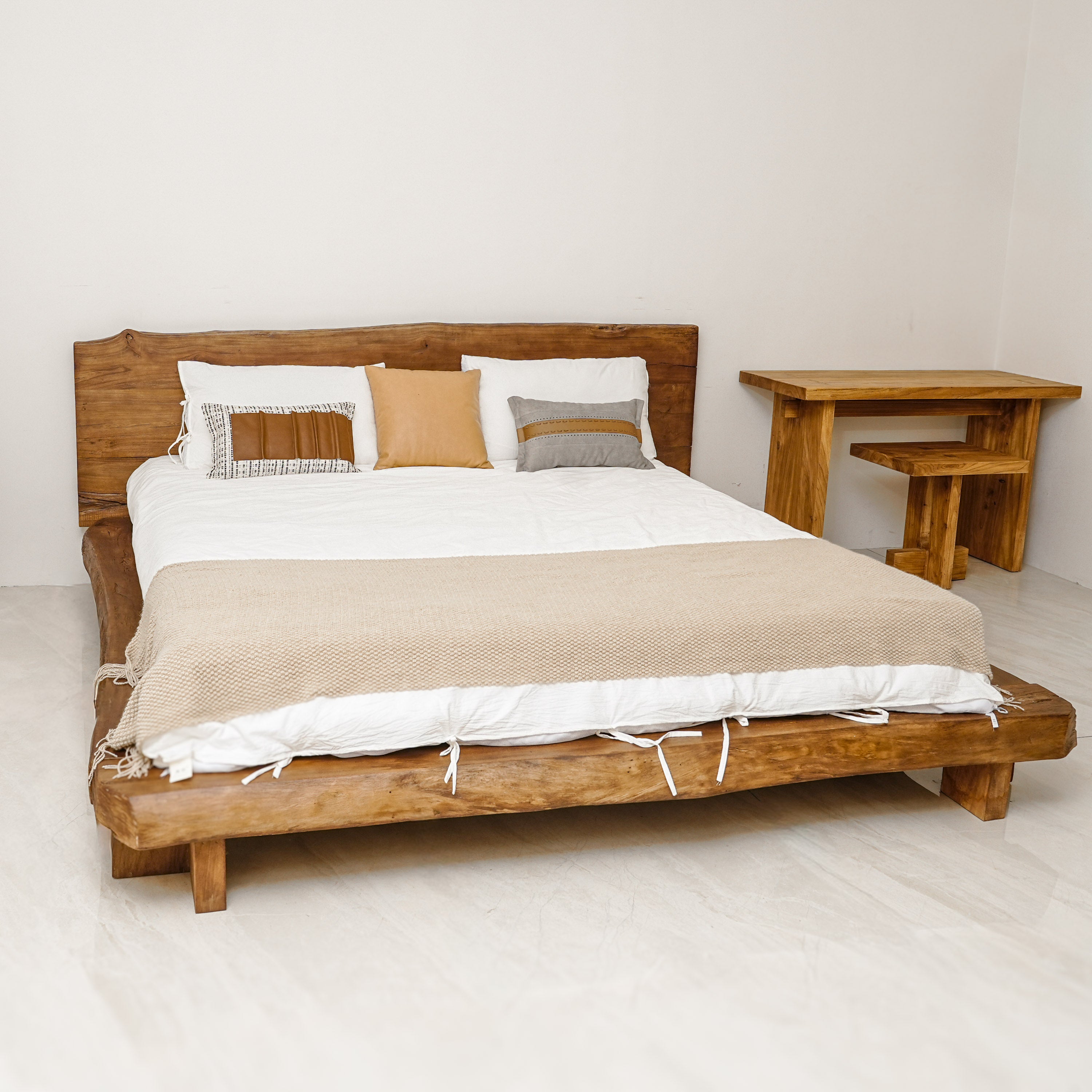 Rootline - Bett aus massivem Catalpa Holz