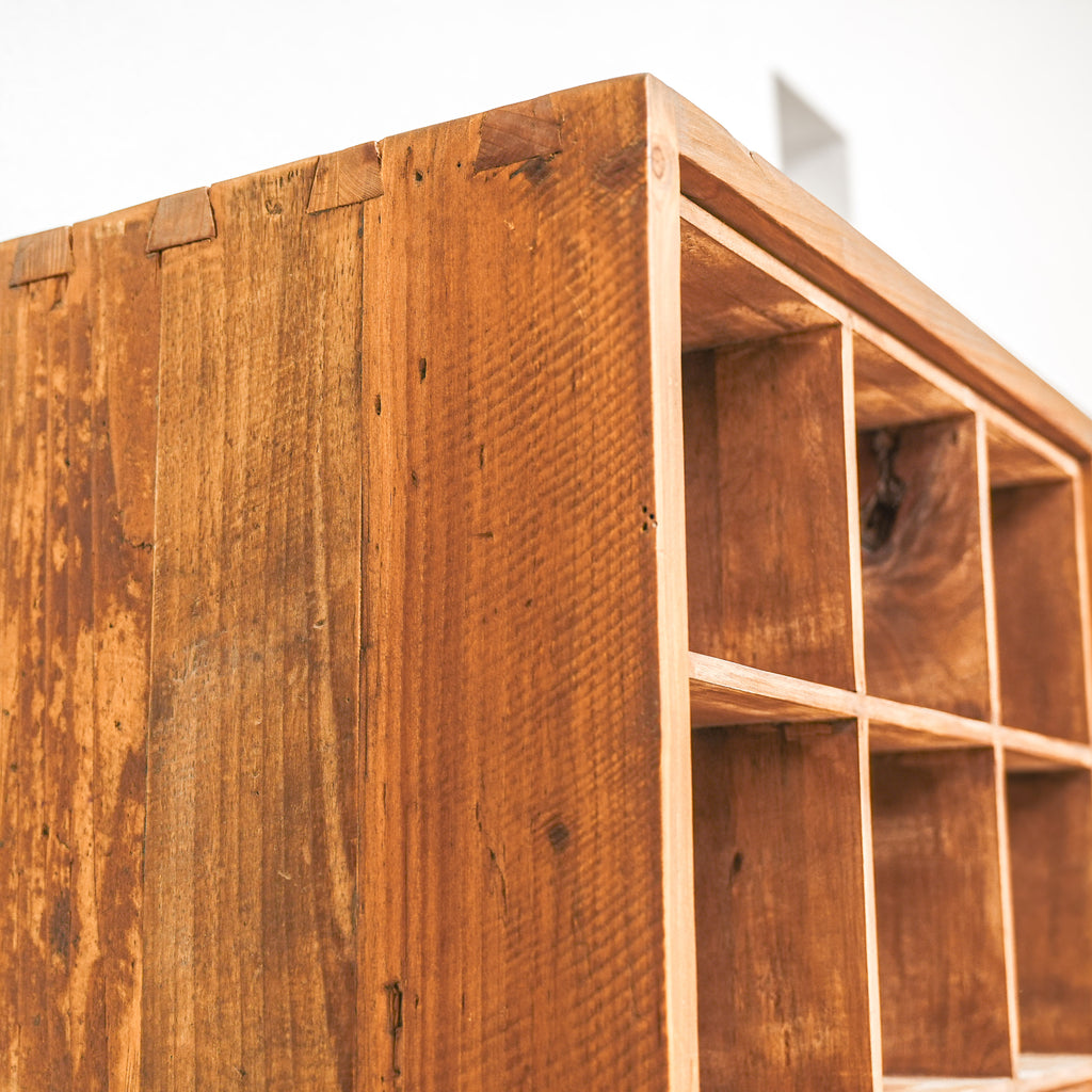 The Hearth Column - zeitloses Bücherregal