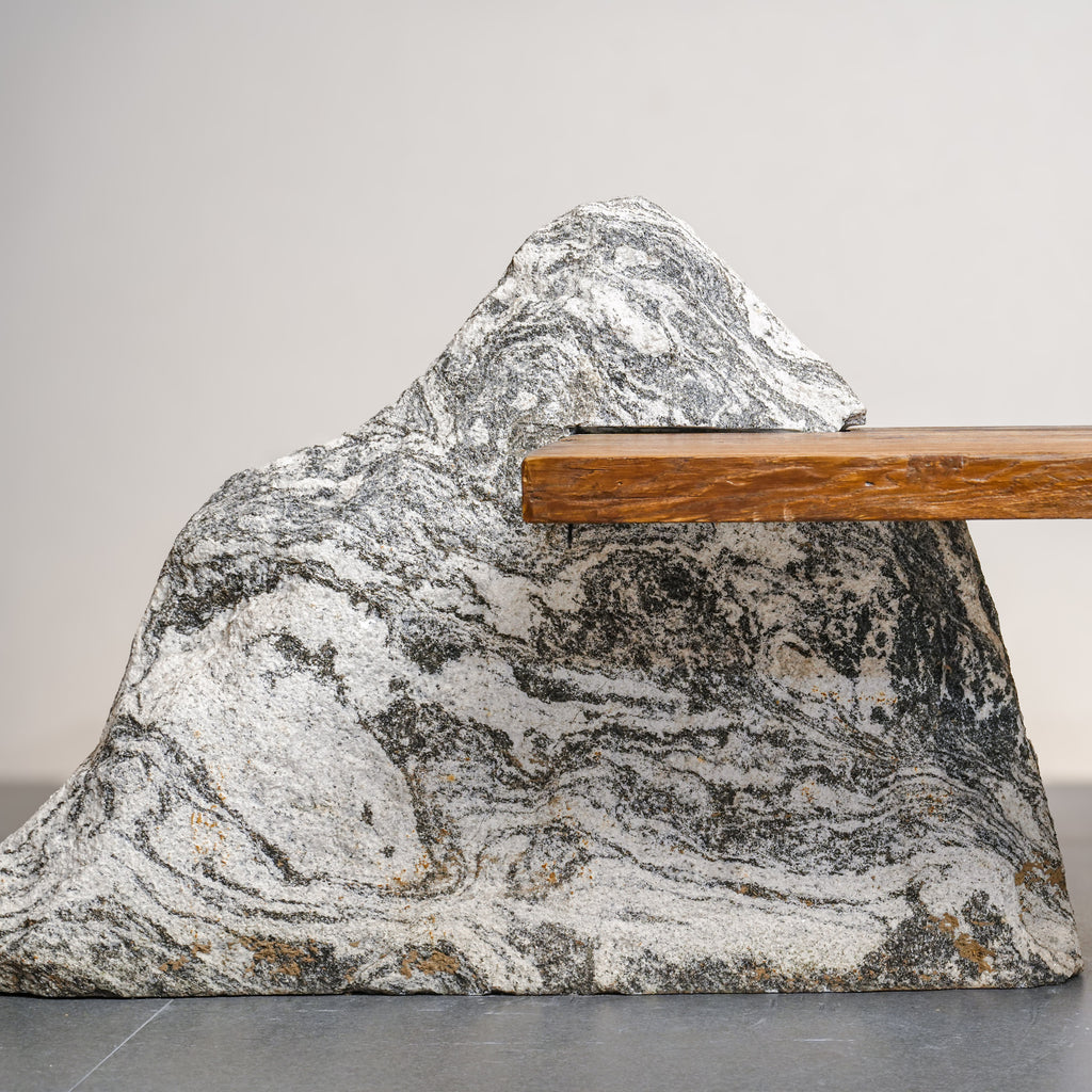 Mountain Calm - Teetisch aus gealtertem Holz und Xuelang-Stein