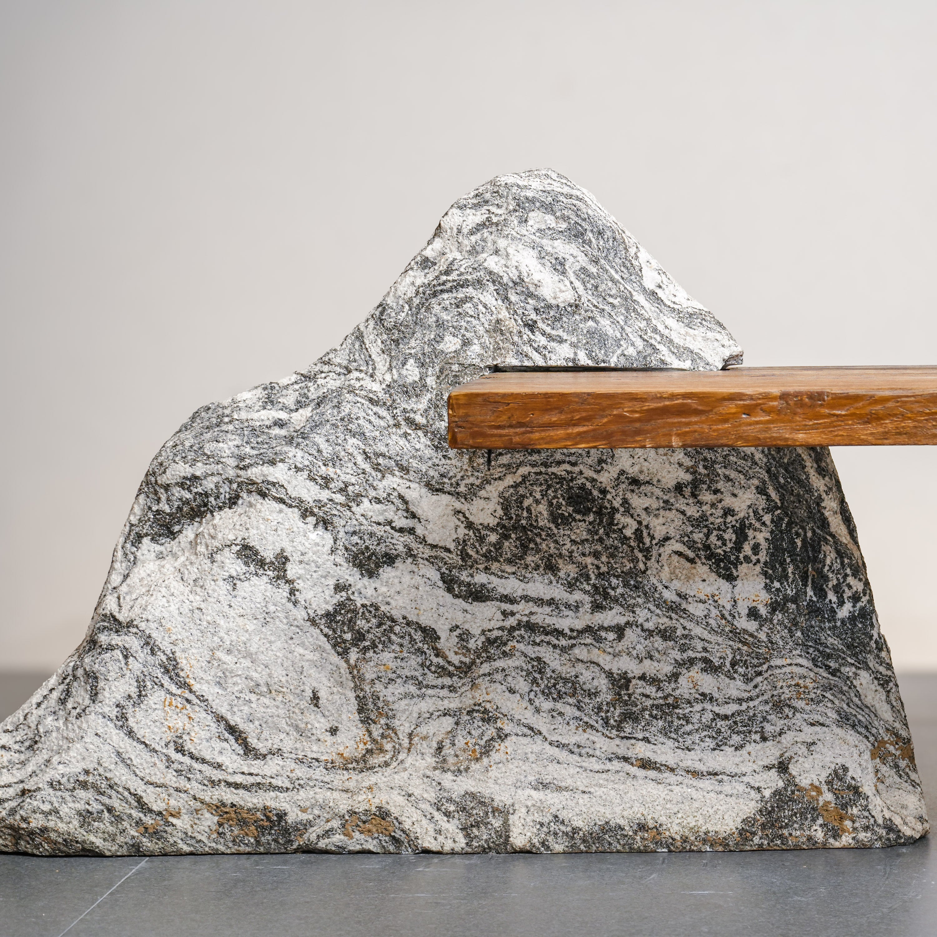 Mountain Calm - Teetisch aus gealtertem Holz und Xuelang-Stein