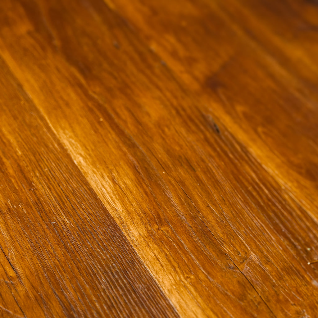 Mountain Calm - Teetisch aus gealtertem Holz und Xuelang-Stein