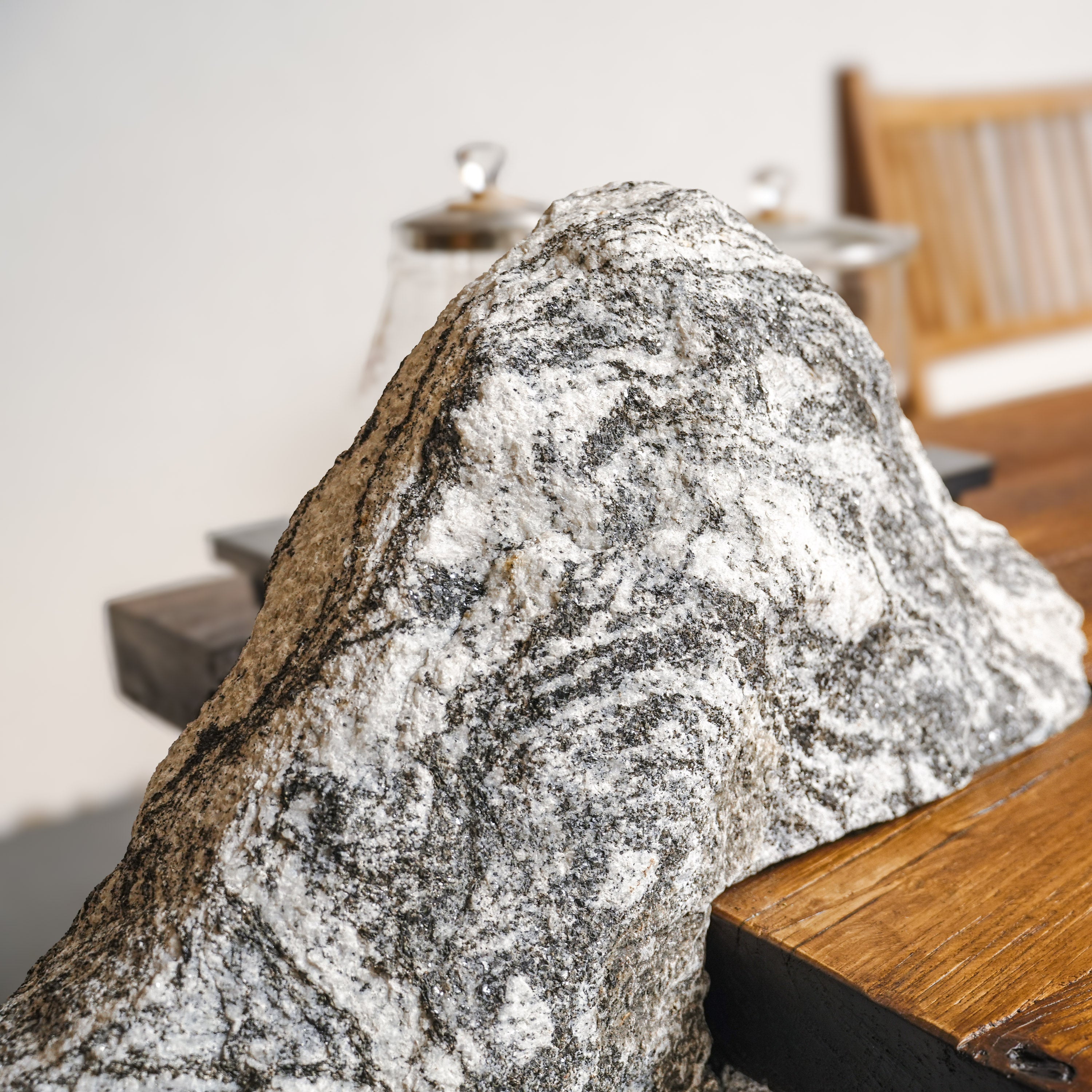 Mountain Calm - Teetisch aus gealtertem Holz und Xuelang-Stein