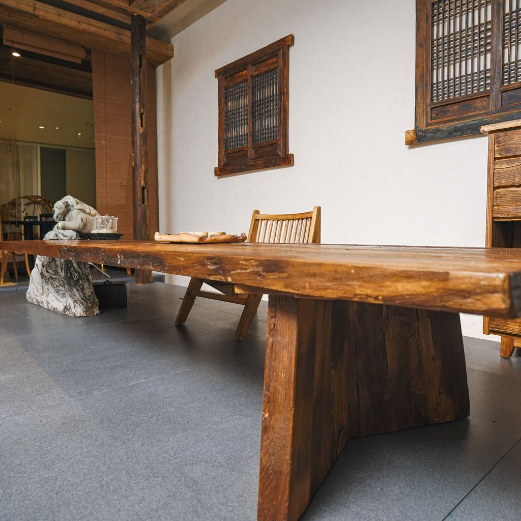 Mountain Calm - Teetisch aus gealtertem Holz und Xuelang-Stein