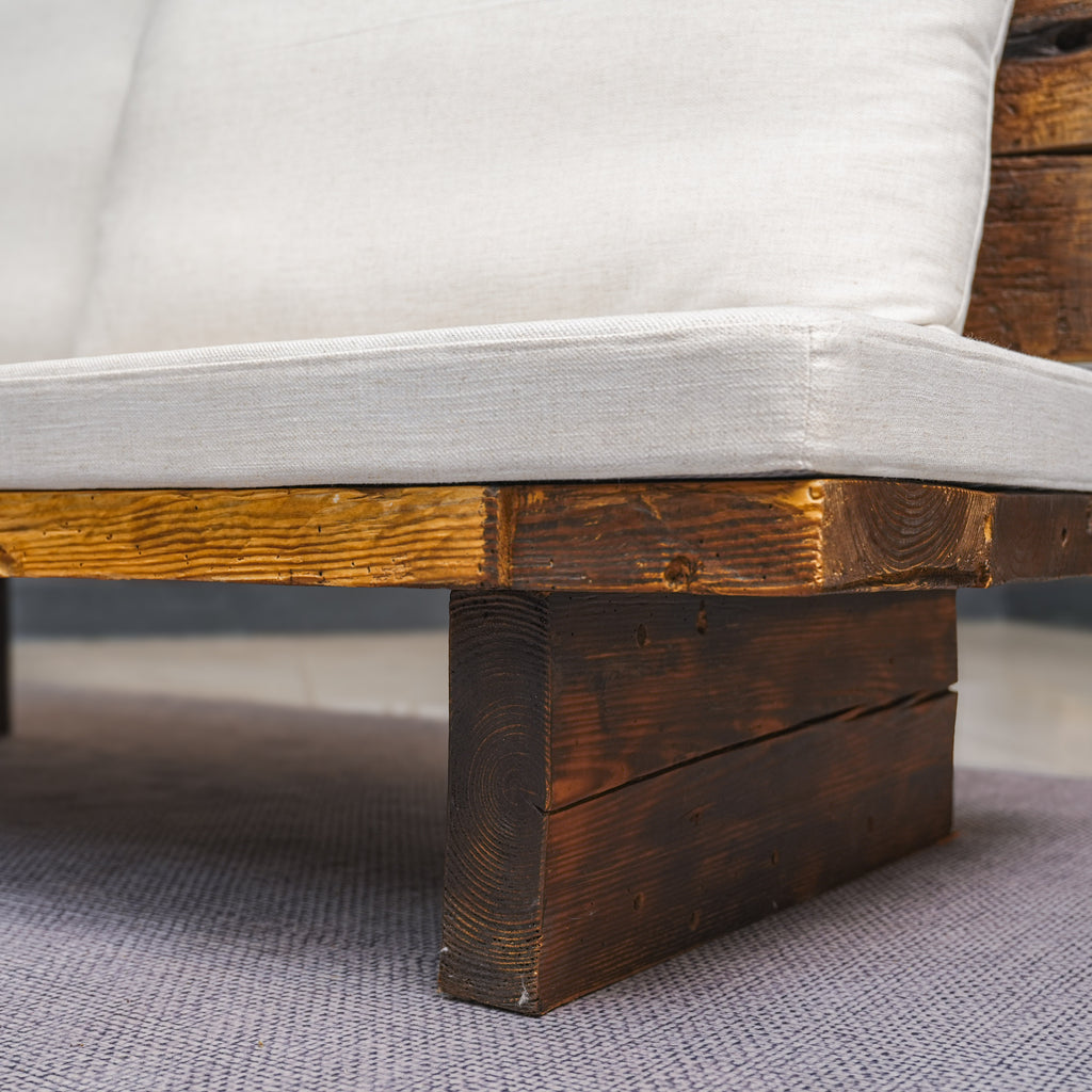 Amber Haven - Sofa aus gealtertem Holz und Baumwoll-Leinen