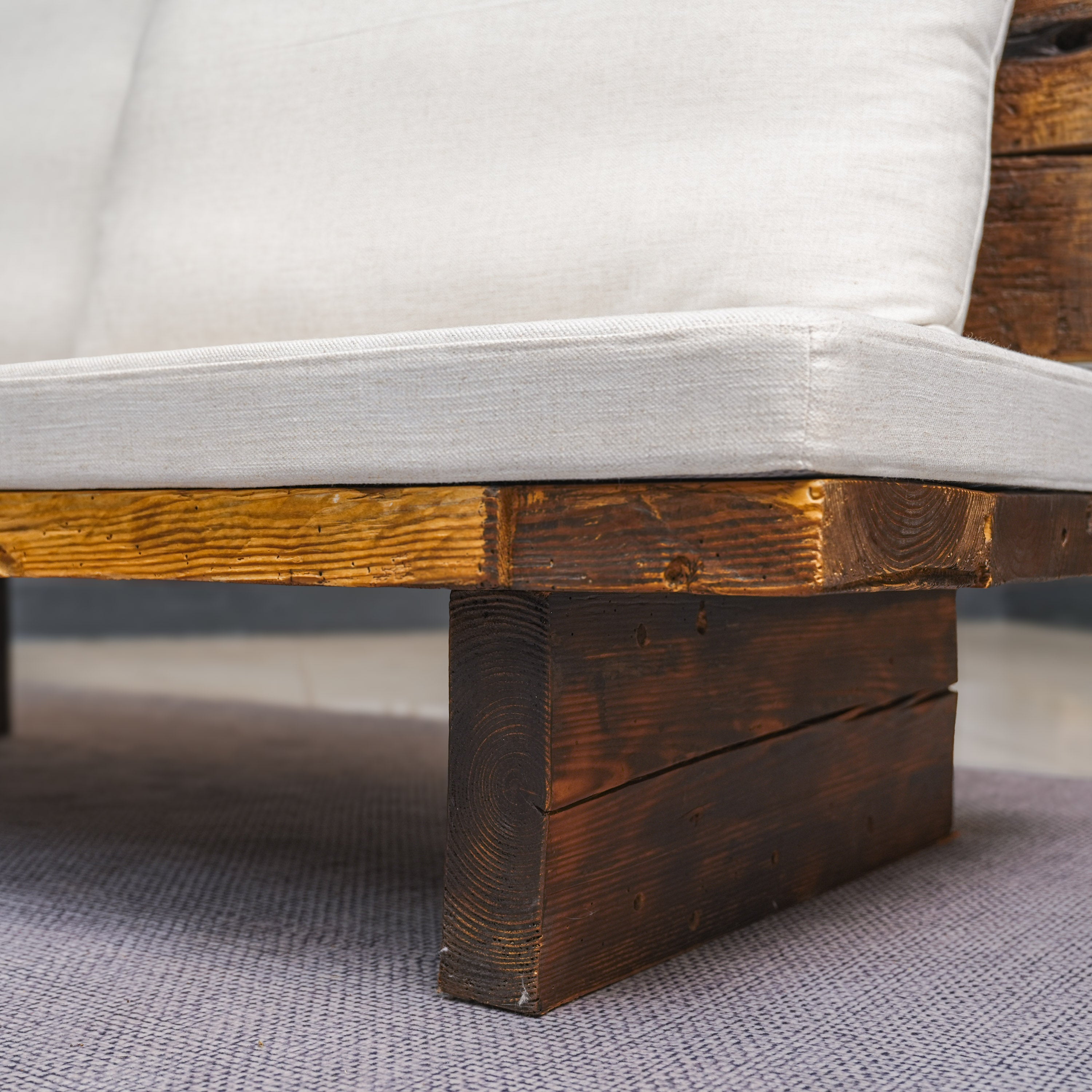 Amber Haven - Sofa aus gealtertem Holz und Baumwoll-Leinen