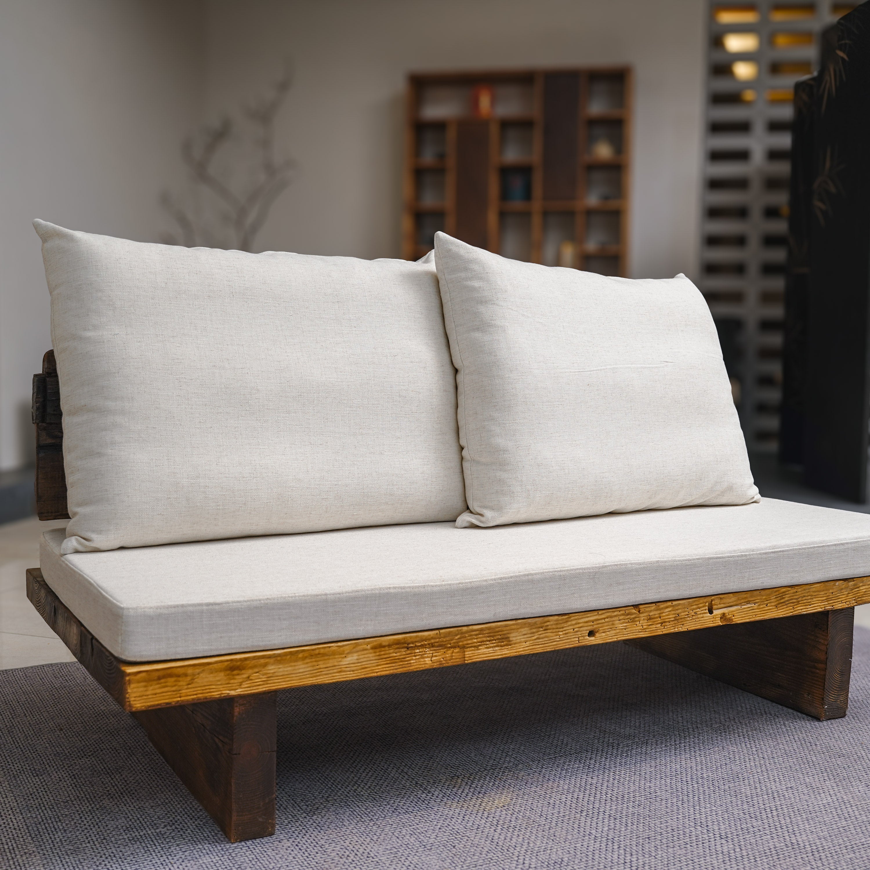 Amber Haven - Sofa aus gealtertem Holz und Baumwoll-Leinen