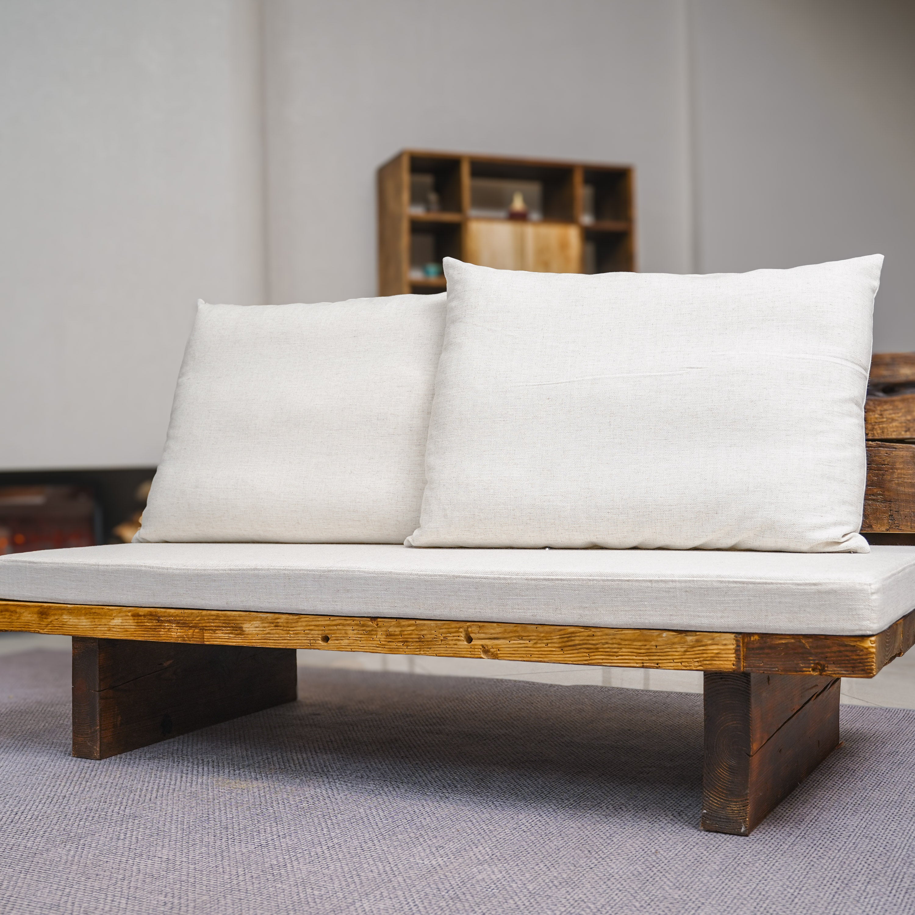 Amber Haven - Sofa aus gealtertem Holz und Baumwoll-Leinen